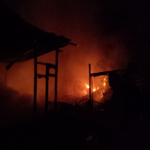 Rumah Fahmiruddin, Pejeget, Pejeget Pegasing yang hangus jadi arang, terlihat api masih membakar rumah. (LG/Iqoni RS)