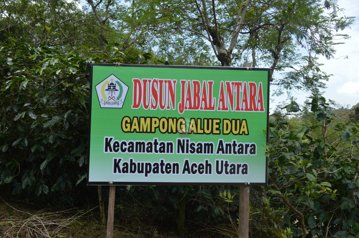 Sebuah Pamplet yang bertuliskan "Gampong Alue Dua, Dusun Jabal Antara Aceh Utara" dipasang pihak Pemerintah Aceh Utara di persimpangan Kenawat, Kapung Rikit Musara, Kab. Bener Meriah. Saat ini kedua Kabupaten Masih saling mengklaim Rikit Musara Masuk kedalam wilayahnya. (Foto: Fazri Gayo)