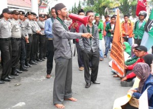 aksi demo di DPRK Aceh Tengah atas sikap PT Hyundai (LG/Iqoni RS)