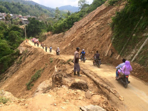 Sejumlah pengendara melintas dititik longsor jalan Angkup-Genting Gerbang Kecamatan Silih Nara (Foto: IST)