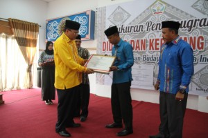 Bupati Aceh Tengah, Nasaruddin menyerahkan sertifikat Didong dan sertifikat ‎Kerawang Gayo yang ditetapkan oleh Kementerian Pendidikan dan Kebudayaan RI sebagai Warisan Budaya Takbenda Indonesia kepada pejabat terkait
