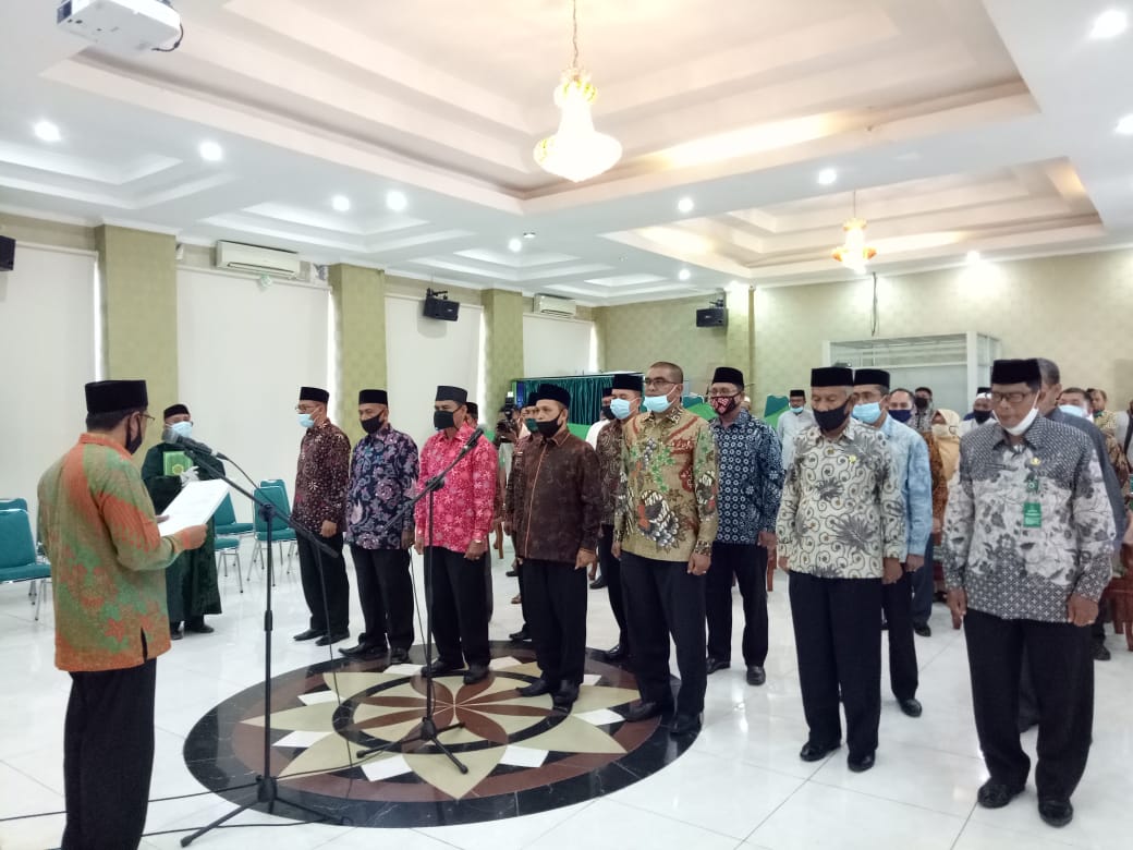 Kepala Kantor Wilayah Kementerian Agama Provinsi Aceh DR H Iqbal, S.Ag, M.Ag melantik 13 pejabat eselon 3 dalam lingkungan Kanwil Kemenag Aceh di aula kantor setempat, Jumat, 24/07/2020. Foto IST
