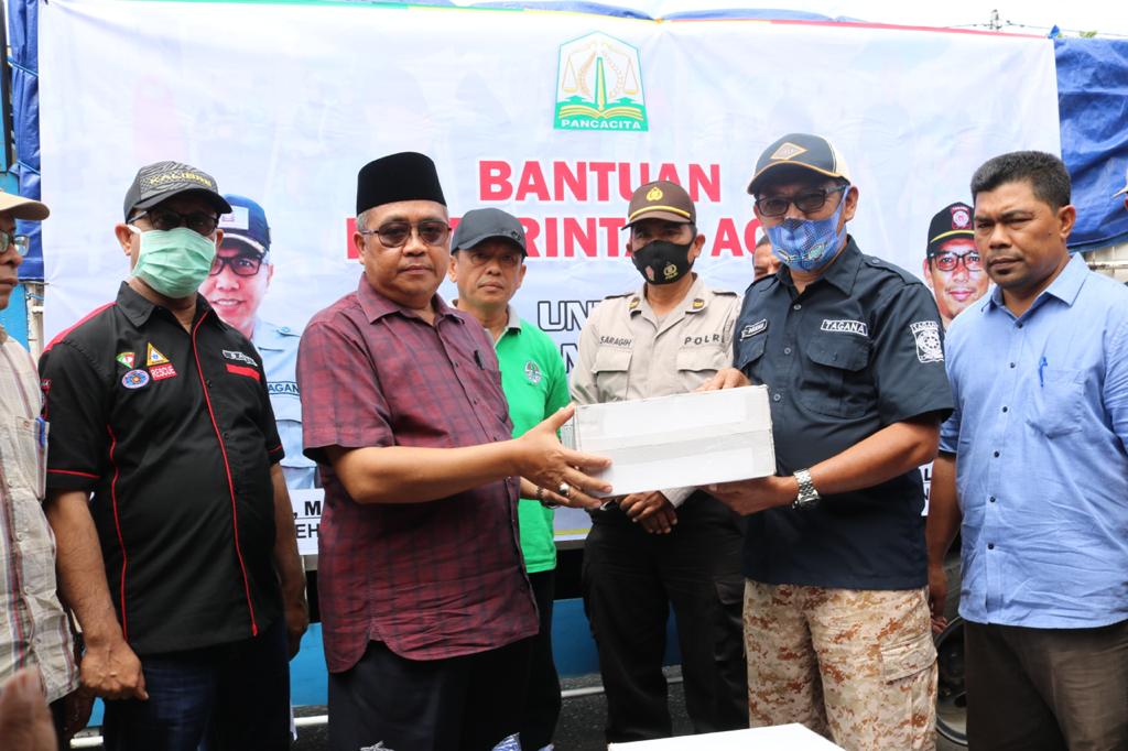 Penyerahan bantuan secara simbolis oleh Kepala Dinas Sosial Aceh Drs Alhudri yang diterima langsung oleh Bupati Aceh Jaya, Irfan TB