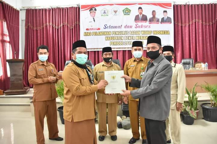 Bupati Sarkawi serahkan sertifikat wakat di wilayah Kecamatan Gajah Putih kepada Kepala Kanwil Kemenag Aceh Dr. Iqbal, S. Ag, M. Ag
